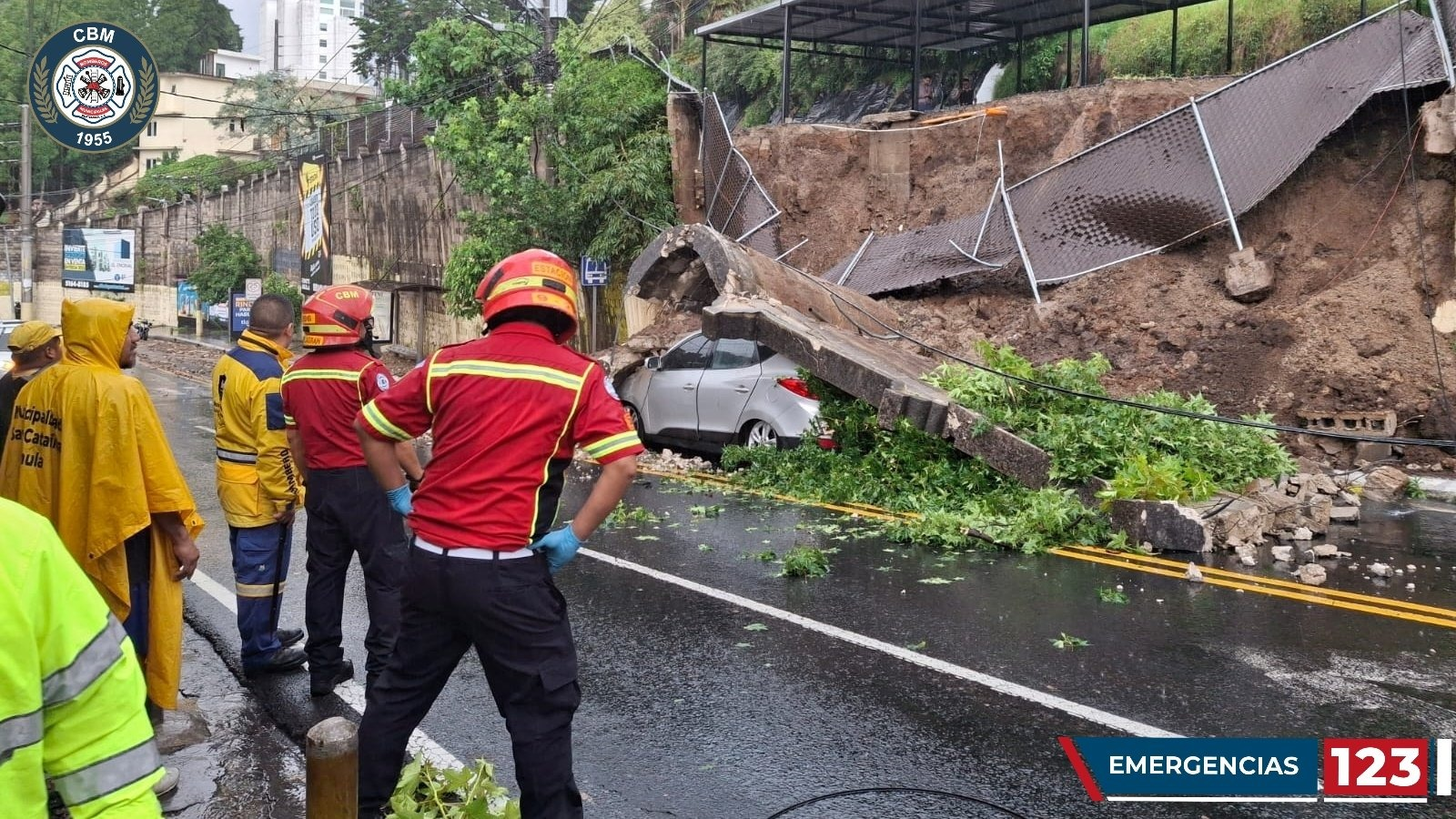 Carro queda soterrado en Muxbal