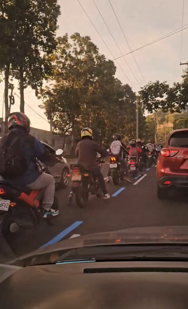 ¿Carril exclusivo para motos en calzada La paz?