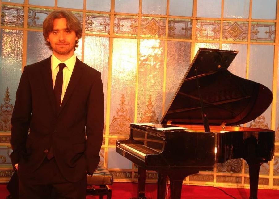 Juan Pietranera: el pianista que une al tango con Raphael