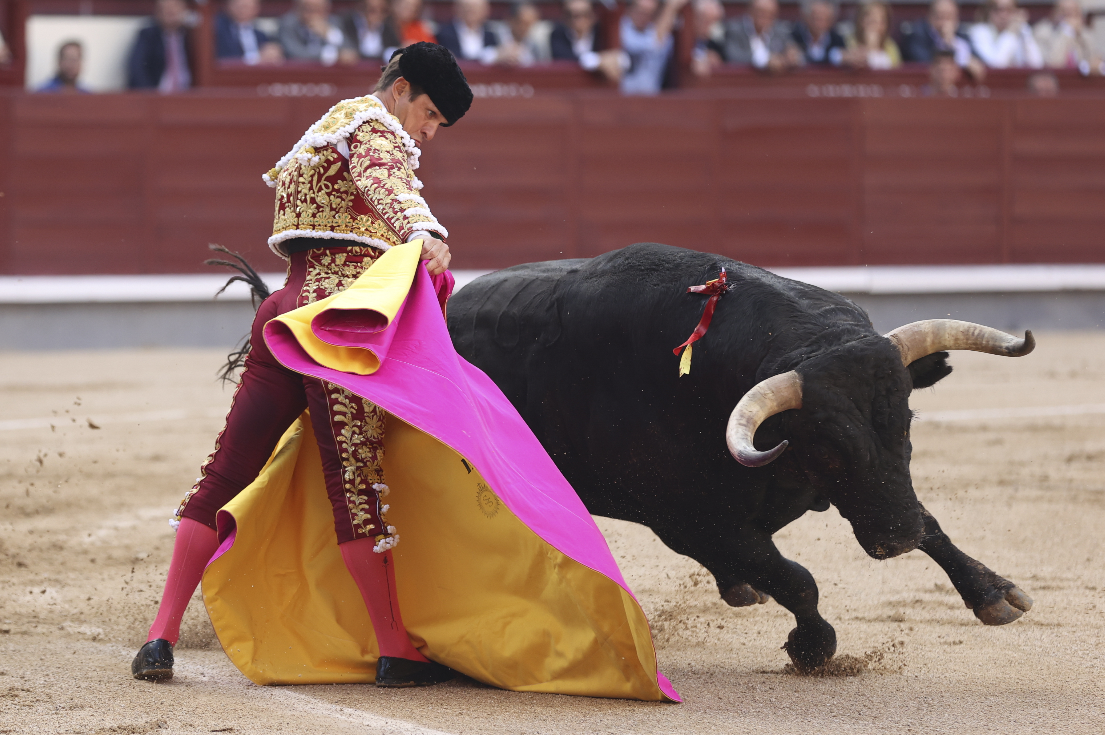 De la prensa a la tauromaquia, los nuevos enemigos del Gobierno de Sánchez