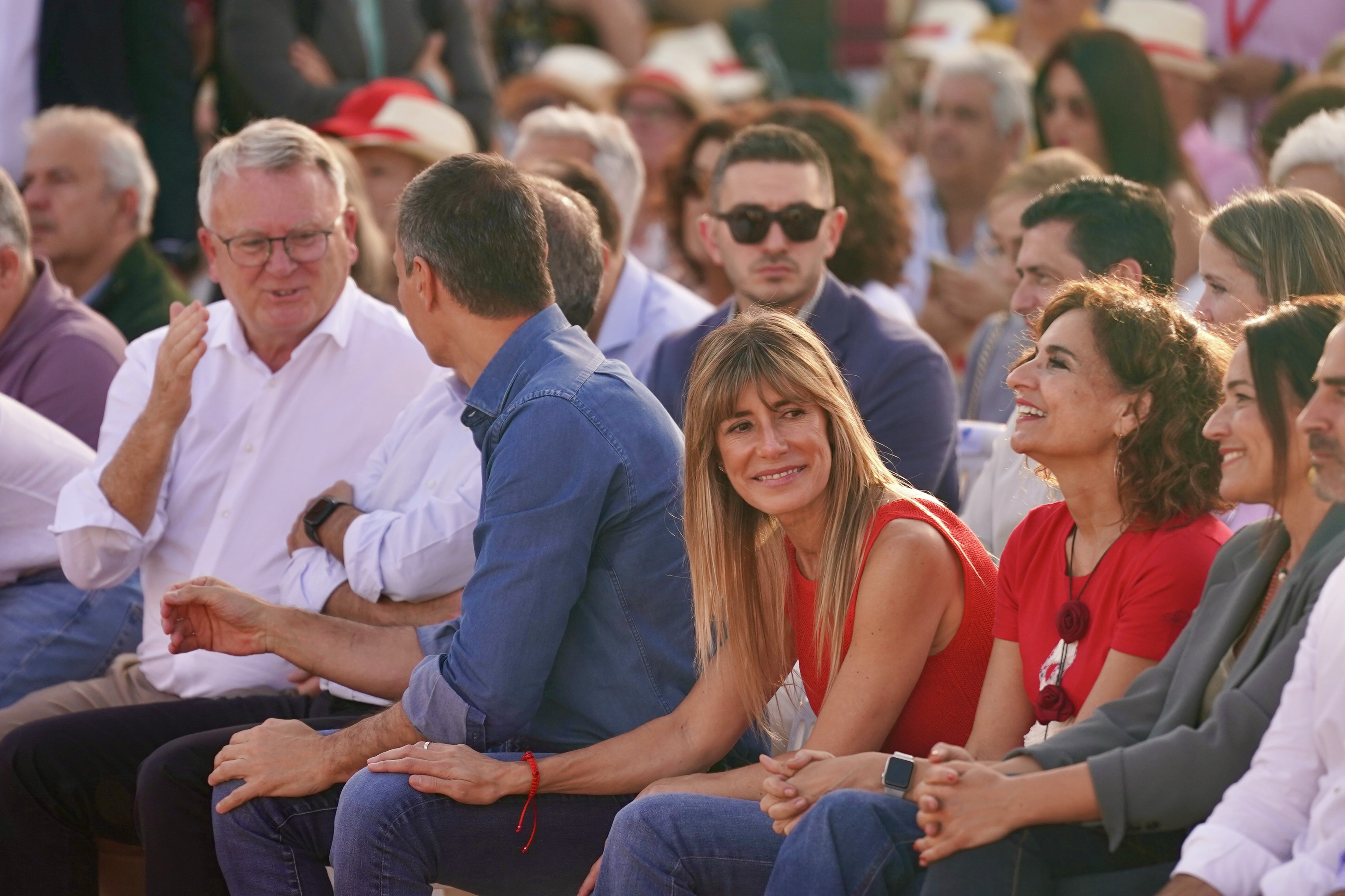 Sánchez aparece con Begoña en un mitin y carga contra «la internacional ultraderechista»