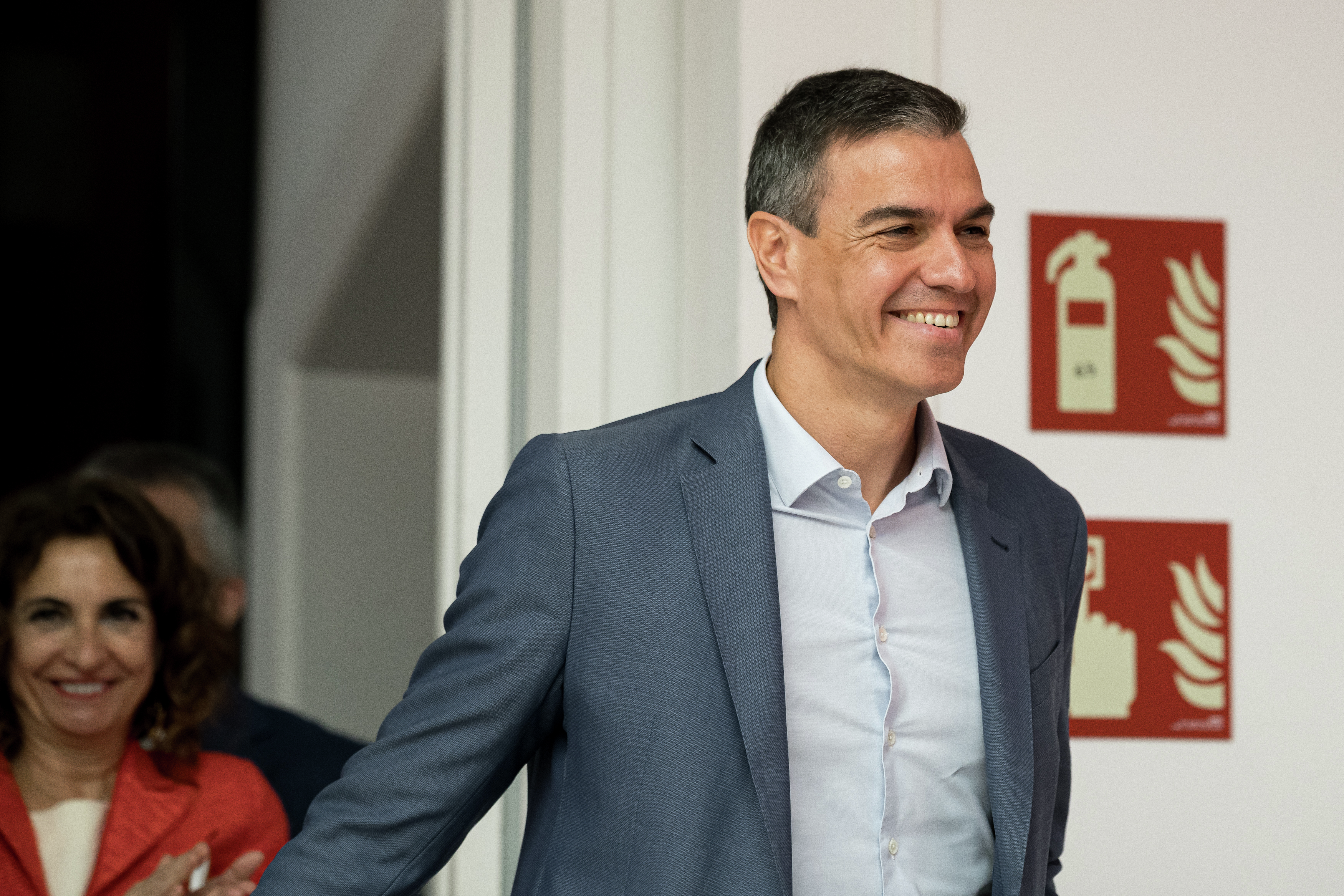 Pedro Sánchez esquiva preguntas incómodas y se enzarza en el «fango»