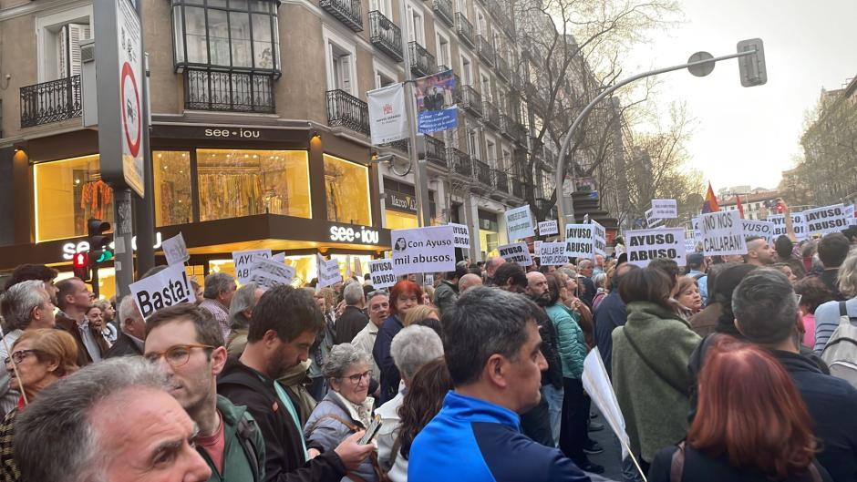 Una protesta de izquierdas frente a Génova llama «Asesina» a Ayuso y pide su dimisión