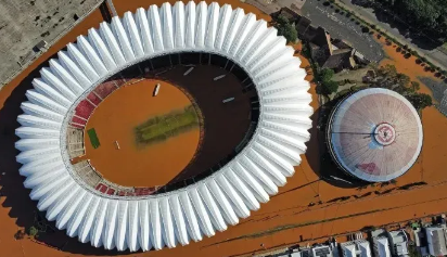 Chuvas alagam estádios de Grêmio e Internacional em Porto Alegre