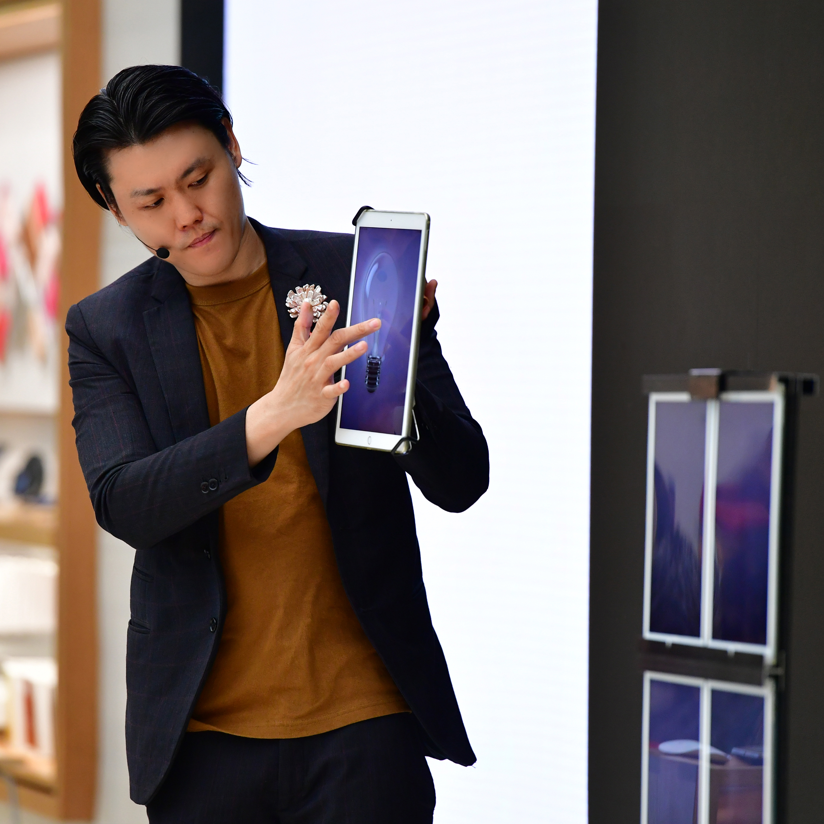 Weekends: Alexander Yuen's Mind-blowing iPad Magic Show