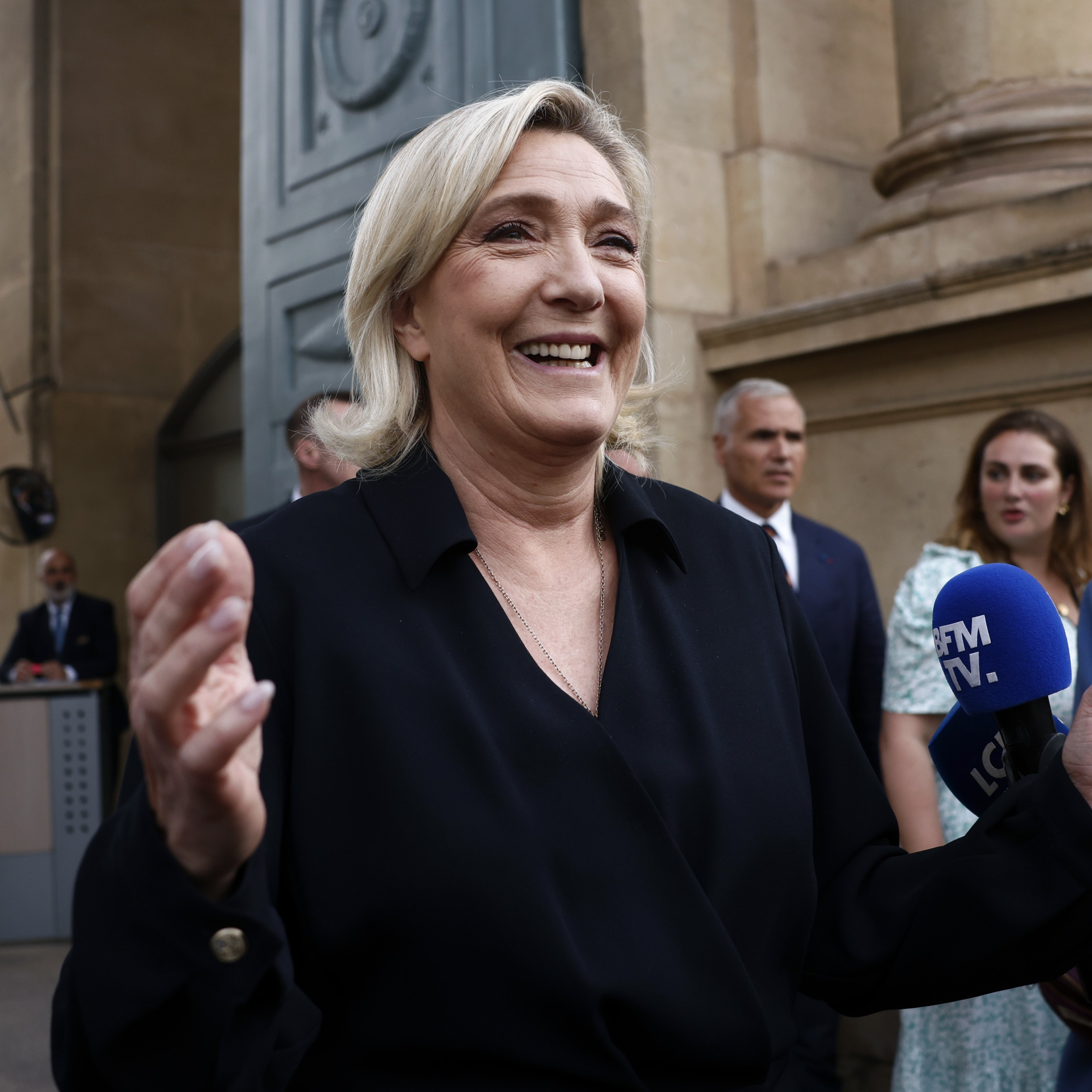 法国议会选举意外翻盘，但政府难产？