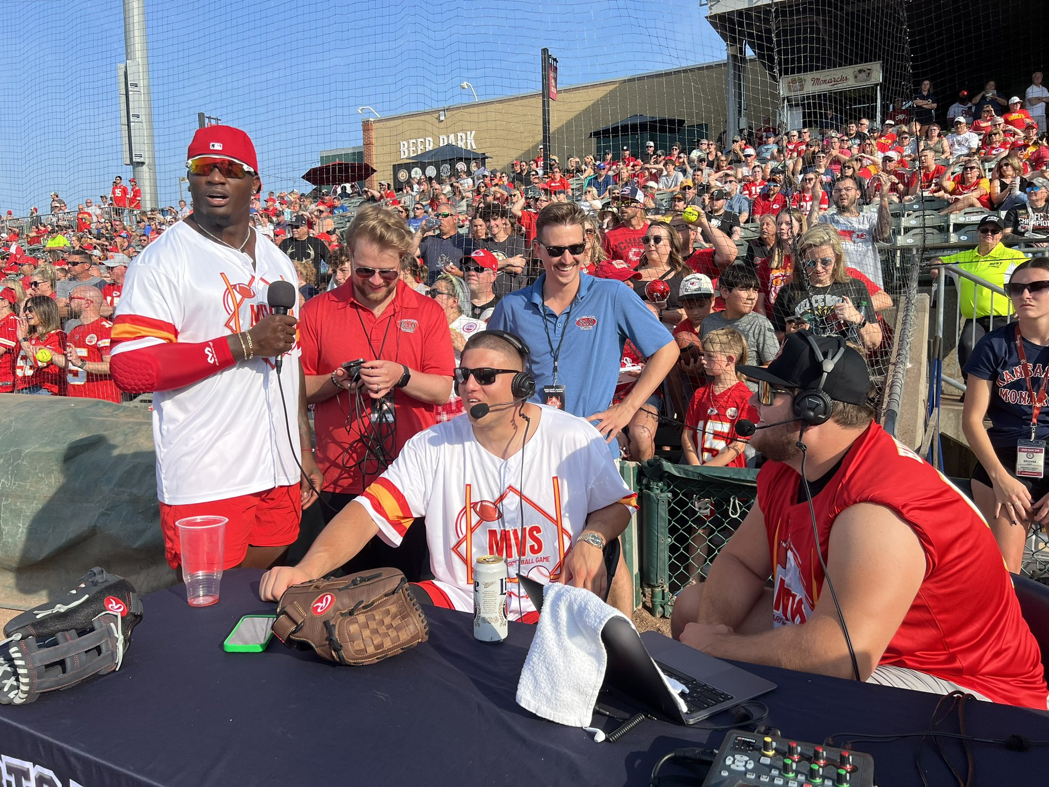 Marquez Valdes-Scantling announces Chiefs softball game for charity -  KCtoday